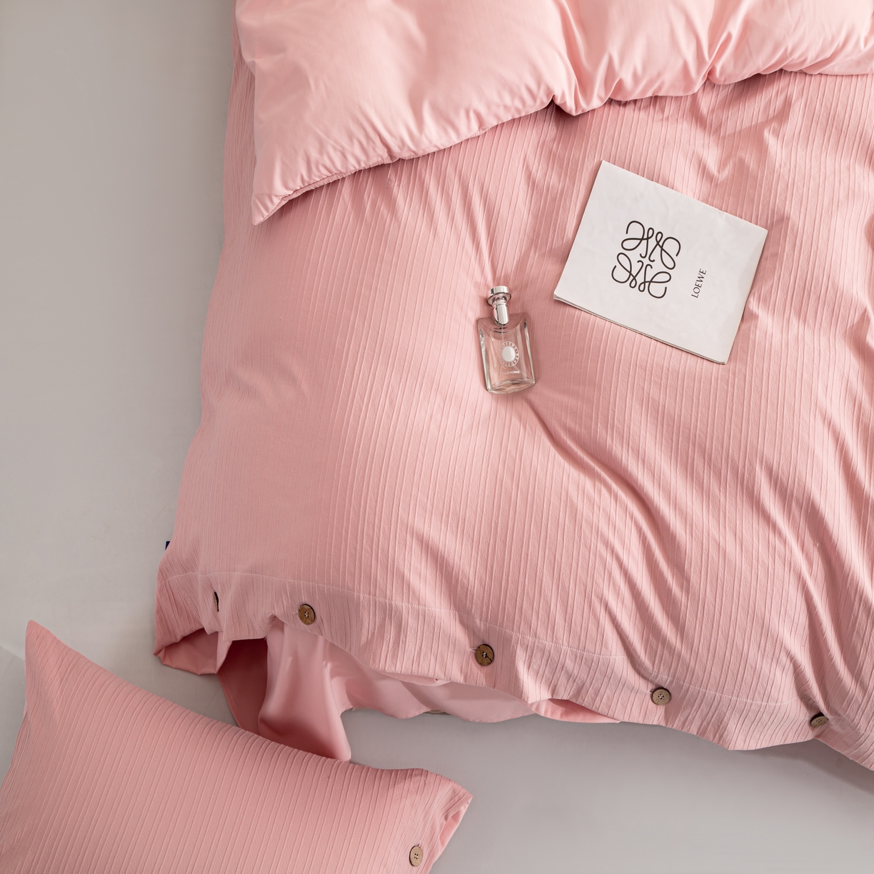 91家纺网 家纺一手货源 找家纺 恋之语 2025新款亲肤舒适提花纽扣款四件套 赛琳娜-粉