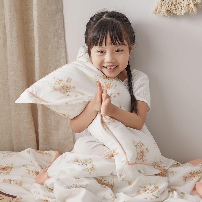 91家纺网 家纺一手货源 找家纺 荷马之梦 2025新款天竹系列—A类原创印花天竹纤维四层纱儿童盖毯 春日郊游