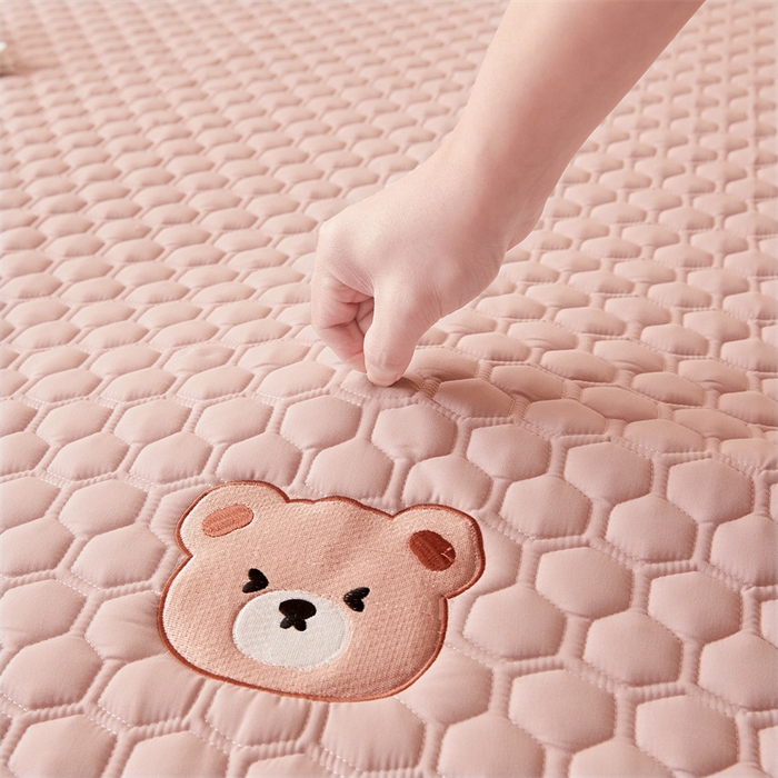91家纺网 家纺一手货源 找家纺 布卢姆床垫 2025新款A类水洗棉刺绣抗菌床护垫 小熊仔-粉