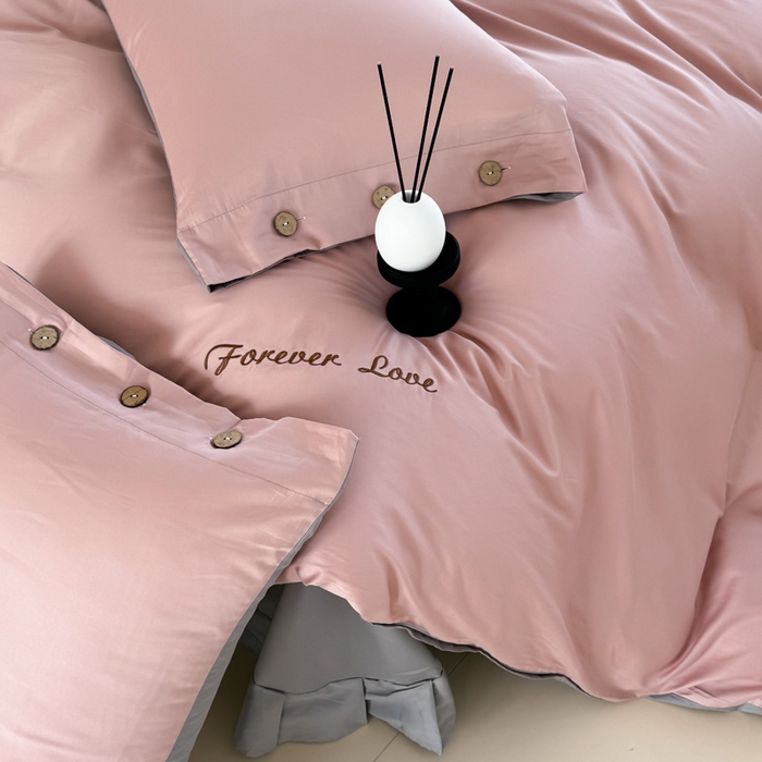 91家纺网 家纺一手货源 找家纺 艾迪尚家纺 2025新款A类纯色双拼长绒棉纯棉刺绣系列单品被套 被套单件（有单品 可定制） 粉灰谧语