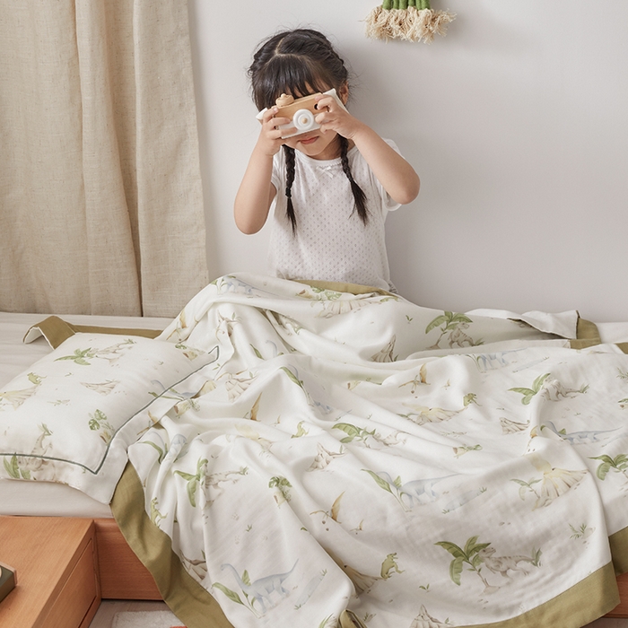 91家纺网 家纺一手货源 找家纺 荷马之梦 2025新款天竹系列—A类原创印花天竹纤维四层纱儿童盖毯 恐龙探险家