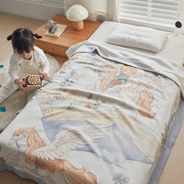 91家纺网 家纺一手货源 找家纺 （总）荷马之梦 2025新款天竹系列—A类原创手绘风大版天竹纤维四层纱儿童盖毯