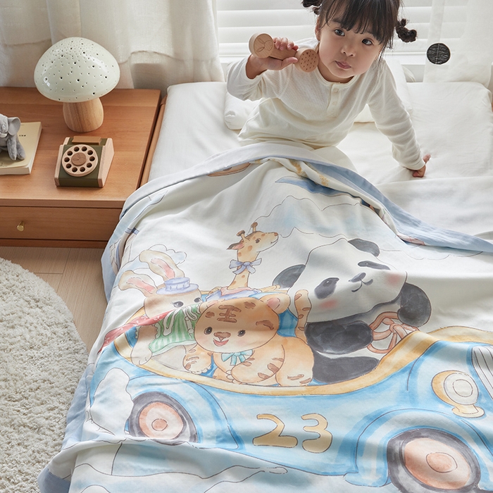 91家纺网 家纺一手货源 找家纺 荷马之梦 2025新款天竹系列—A类原创手绘风大版天竹纤维四层纱儿童盖毯 跑跑小熊猫