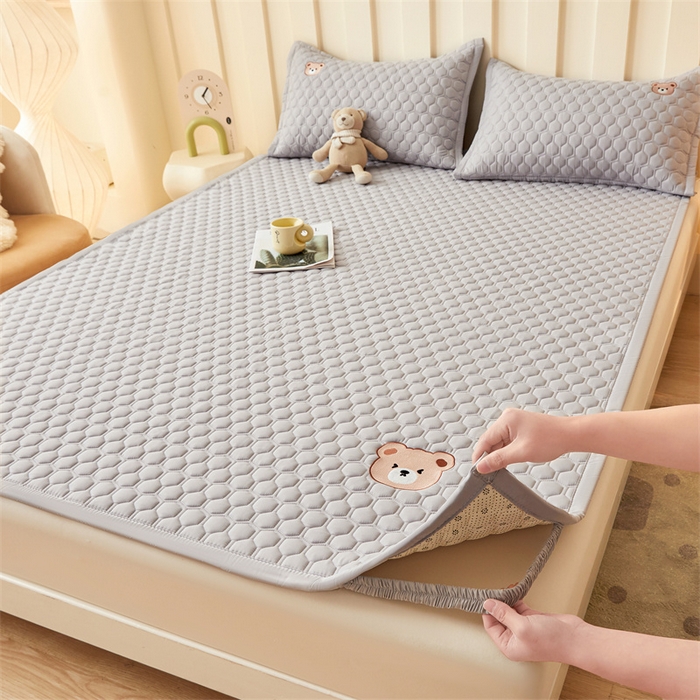 91家纺网 家纺一手货源 找家纺 布卢姆床垫 2025新款A类水洗棉刺绣抗菌床护垫 小熊仔-灰