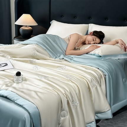 91家纺网 家纺一手货源 找家纺 满羽家纺 2025新款凉感冰丝夏被夏凉被空调被四件套 谜蝶-奶白兰