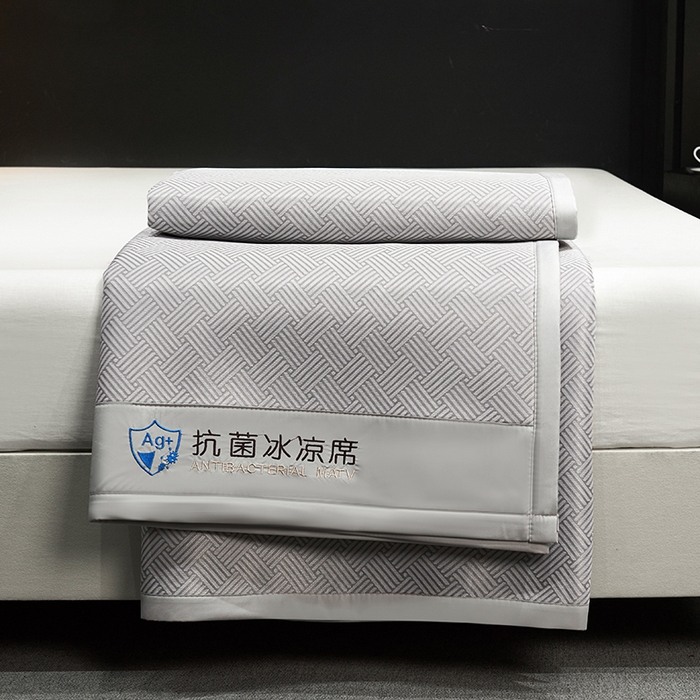 91家纺网 家纺一手货源 找家纺 999家纺 2025新款轻柔丝抗菌冰丝藤凉席（复合三明治款）宽包刺绣冰丝软席藤席 抗菌三明治冰丝藤席冰岛-星光灰