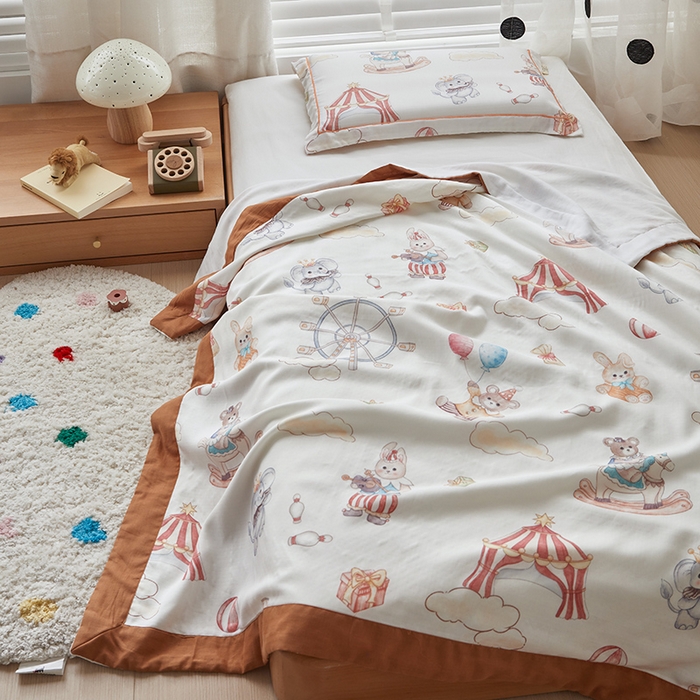 91家纺网 家纺一手货源 找家纺 荷马之梦 2025新款天竹系列—A类原创印花天竹纤维四层纱儿童盖毯 马戏团