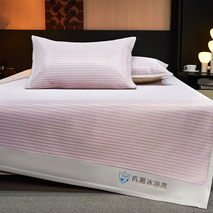 91家纺网 家纺一手货源 找家纺 999家纺 2025新款轻柔丝抗菌冰丝藤凉席（复合三明治款）宽包刺绣冰丝软席藤席 冰川-暖玉粉