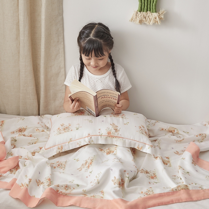 91家纺网 家纺一手货源 找家纺 荷马之梦 2025新款天竹系列—A类原创印花天竹纤维四层纱儿童盖毯 春日郊游