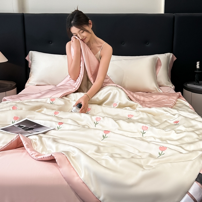 91家纺网 家纺一手货源 找家纺 满羽家纺 2025新款凉感冰丝夏被夏凉被空调被四件套 郁金香-奶白粉