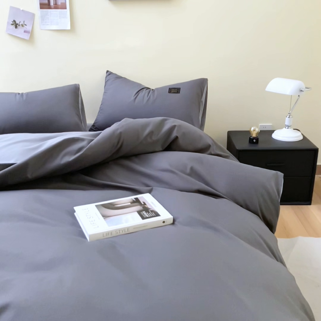 91家纺网 家纺一手货源 找家纺 恋之语 2025新款90克纯色双拼四件套 高级灰+浅灰