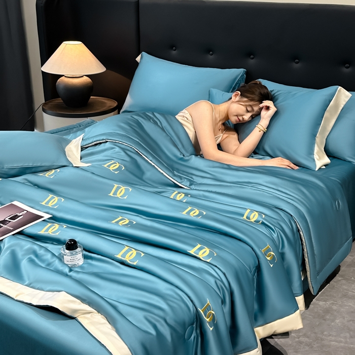 91家纺网 家纺一手货源 找家纺 满羽家纺 2025新款凉感冰丝夏被夏凉被空调被四件套 DC-宾利蓝