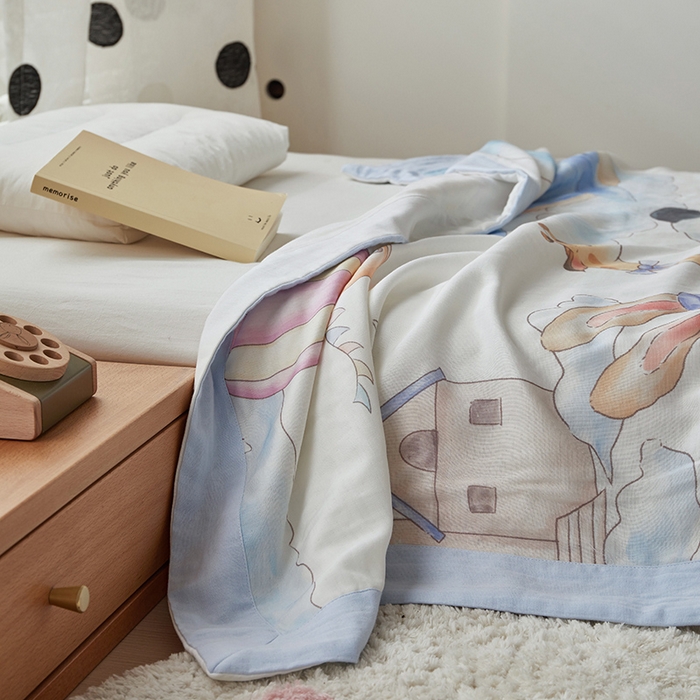 91家纺网 家纺一手货源 找家纺 荷马之梦 2025新款天竹系列—A类原创手绘风大版天竹纤维四层纱儿童盖毯 跑跑小熊猫