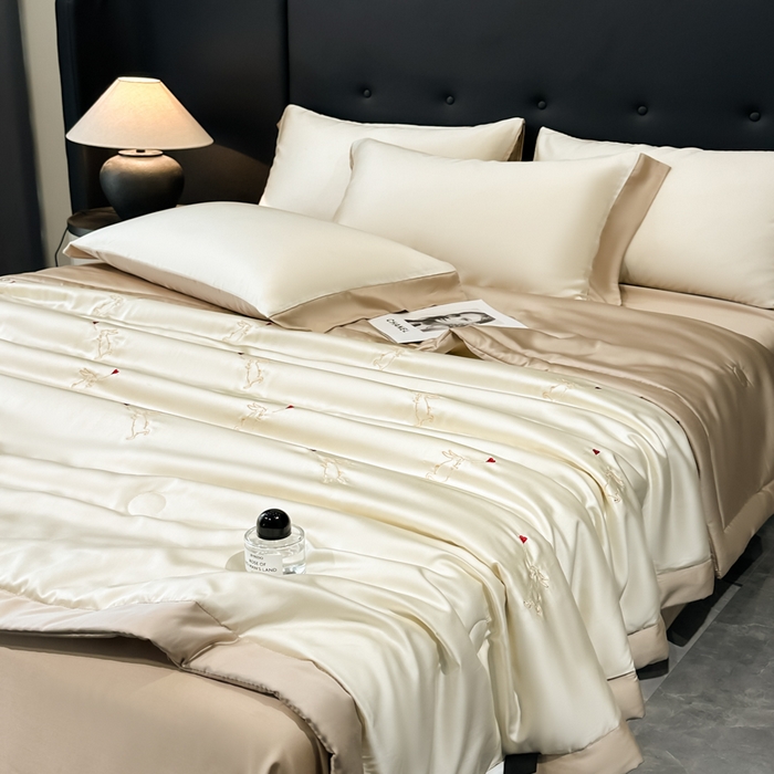 91家纺网 家纺一手货源 找家纺 满羽家纺 2025新款凉感冰丝夏被夏凉被空调被四件套 兔子追爱-奶白咖