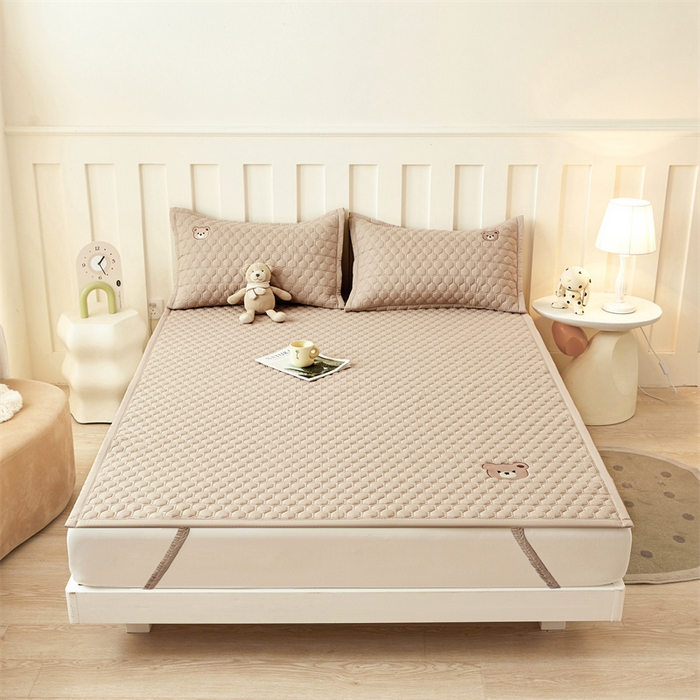 91家纺网 家纺一手货源 找家纺 布卢姆床垫 2025新款A类水洗棉刺绣抗菌床护垫 小熊仔-卡其