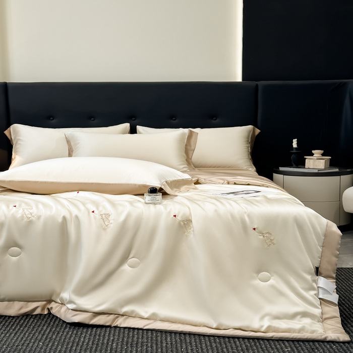 91家纺网 家纺一手货源 找家纺 满羽家纺 2025新款凉感冰丝夏被夏凉被空调被四件套 兔子追爱-奶白咖