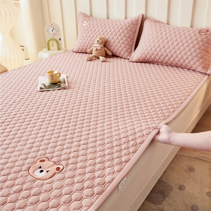 91家纺网 家纺一手货源 找家纺 布卢姆床垫 2025新款A类水洗棉刺绣抗菌床护垫 小熊仔-粉