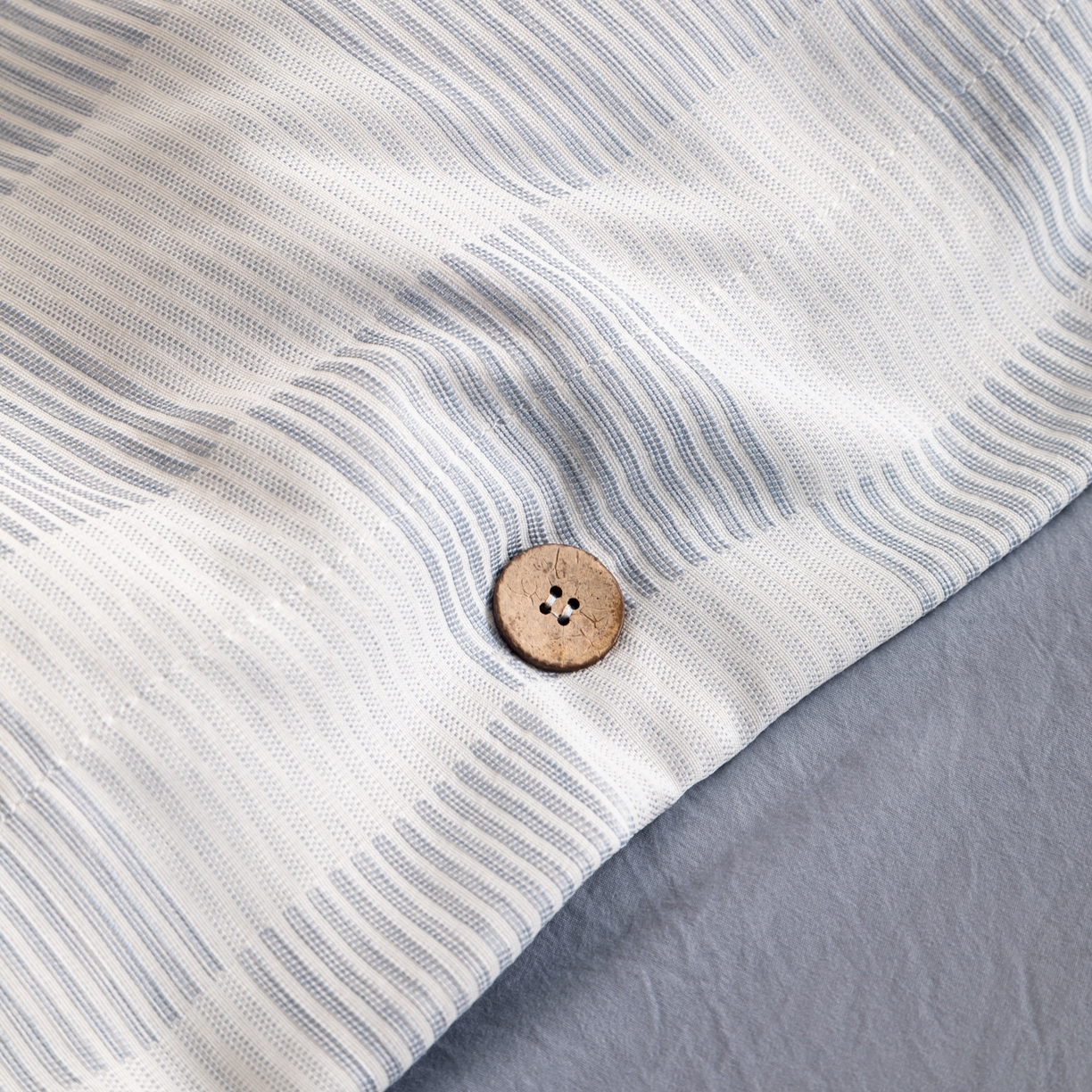 91家纺网 家纺一手货源 找家纺 恋之语 2025新款亲肤舒适提花纽扣款四件套 格律时尚-雾蓝