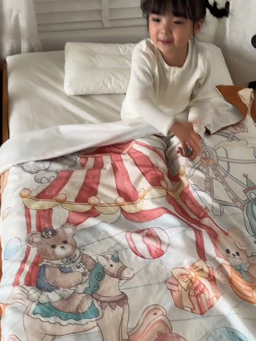 91家纺网 家纺一手货源 找家纺 荷马之梦 2025新款天竹系列—A类原创手绘风大版天竹纤维四层纱儿童盖毯 马戏团