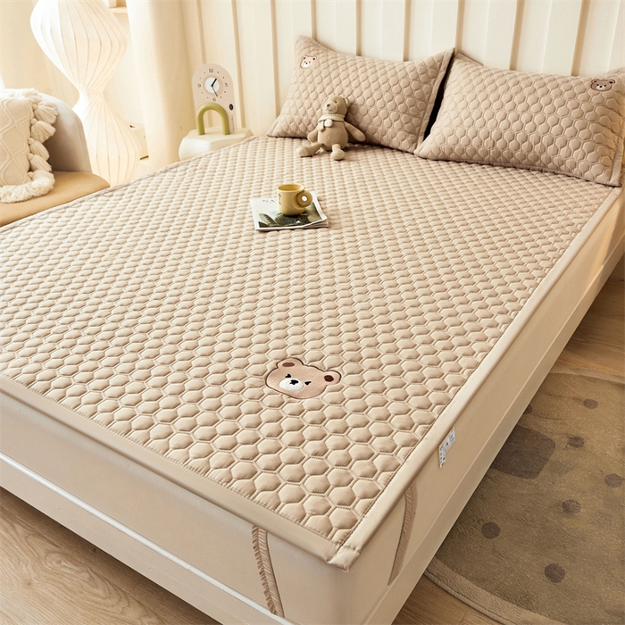 91家纺网 家纺一手货源 找家纺 布卢姆床垫 2025新款A类水洗棉刺绣抗菌床护垫 小熊仔-咖啡