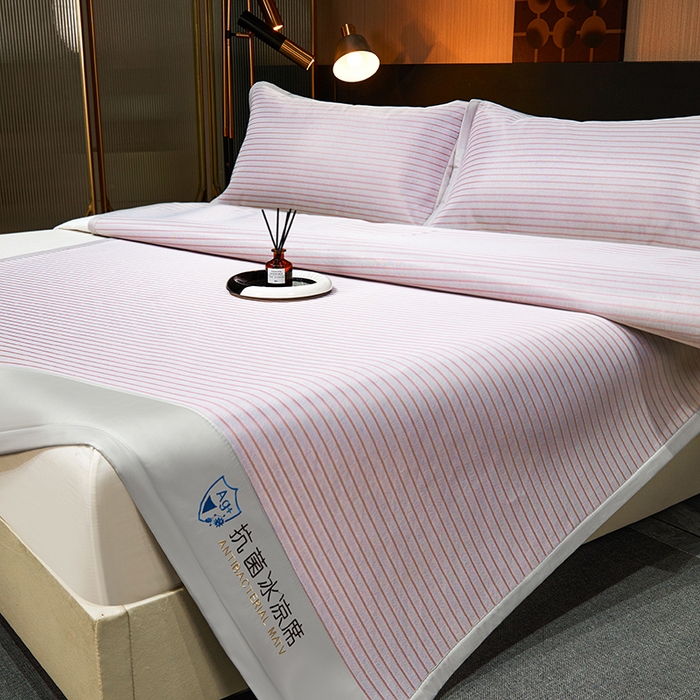 91家纺网 家纺一手货源 找家纺 999家纺 2025新款轻柔丝抗菌冰丝藤凉席（复合三明治款）宽包刺绣冰丝软席藤席 冰川-暖玉粉