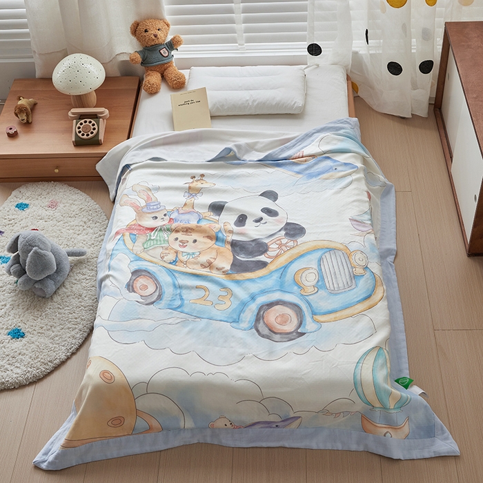 91家纺网 家纺一手货源 找家纺 荷马之梦 2025新款天竹系列—A类原创手绘风大版天竹纤维四层纱儿童盖毯 跑跑小熊猫