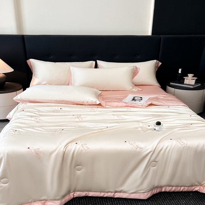 91家纺网 家纺一手货源 找家纺 满羽家纺 2025新款凉感冰丝夏被夏凉被空调被四件套 兔子追爱-奶白粉