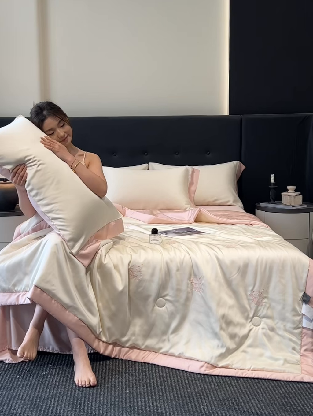 91家纺网 家纺一手货源 找家纺 满羽家纺 2025新款凉感冰丝夏被夏凉被空调被四件套 星星羊-奶白粉