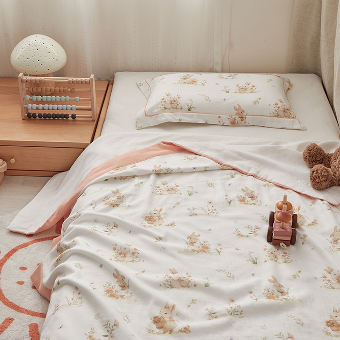 91家纺网 家纺一手货源 找家纺 荷马之梦 2025新款天竹系列—A类原创印花天竹纤维四层纱儿童盖毯 春日郊游