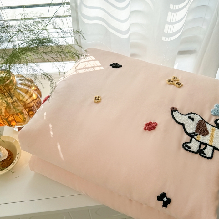 91家纺网 家纺一手货源 找家纺 丹本家纺 2025春夏新款薄被卡通小清新A类水洗棉毛巾绣夏被空调被 好朋友-冰玉