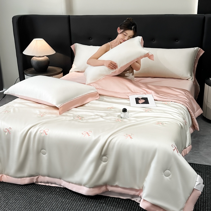 91家纺网 家纺一手货源 找家纺 满羽家纺 2025新款凉感冰丝夏被夏凉被空调被四件套 蝴蝶结-奶白粉