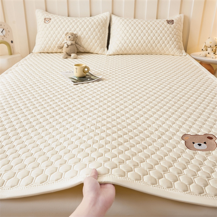 91家纺网 家纺一手货源 找家纺 布卢姆床垫 2025新款A类水洗棉刺绣抗菌床护垫 小熊仔-奶白