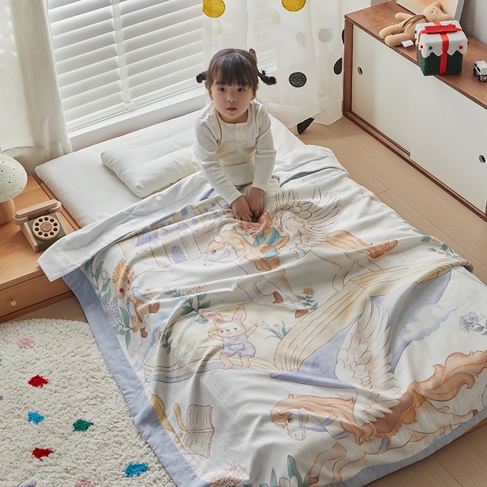 91家纺网 家纺一手货源 找家纺 荷马之梦 2025新款天竹系列—A类原创手绘风大版天竹纤维四层纱儿童盖毯 飞马小王子