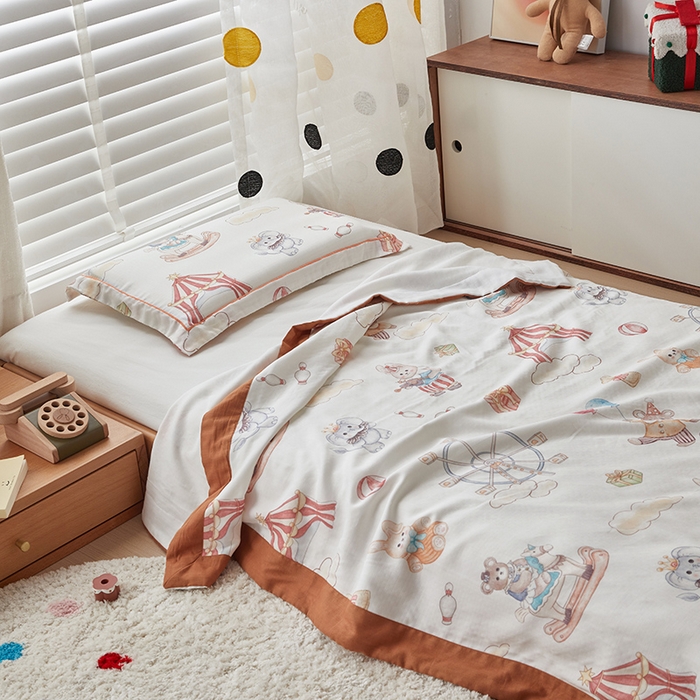 91家纺网 家纺一手货源 找家纺 荷马之梦 2025新款天竹系列—A类原创印花天竹纤维四层纱儿童盖毯 马戏团