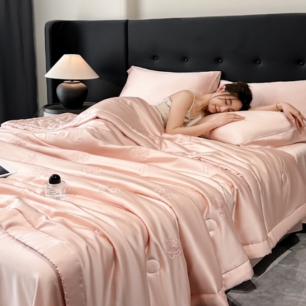 91家纺网 家纺一手货源 找家纺 满羽家纺 2025新款凉感冰丝夏被夏凉被空调被四件套 山茶花-桃粉