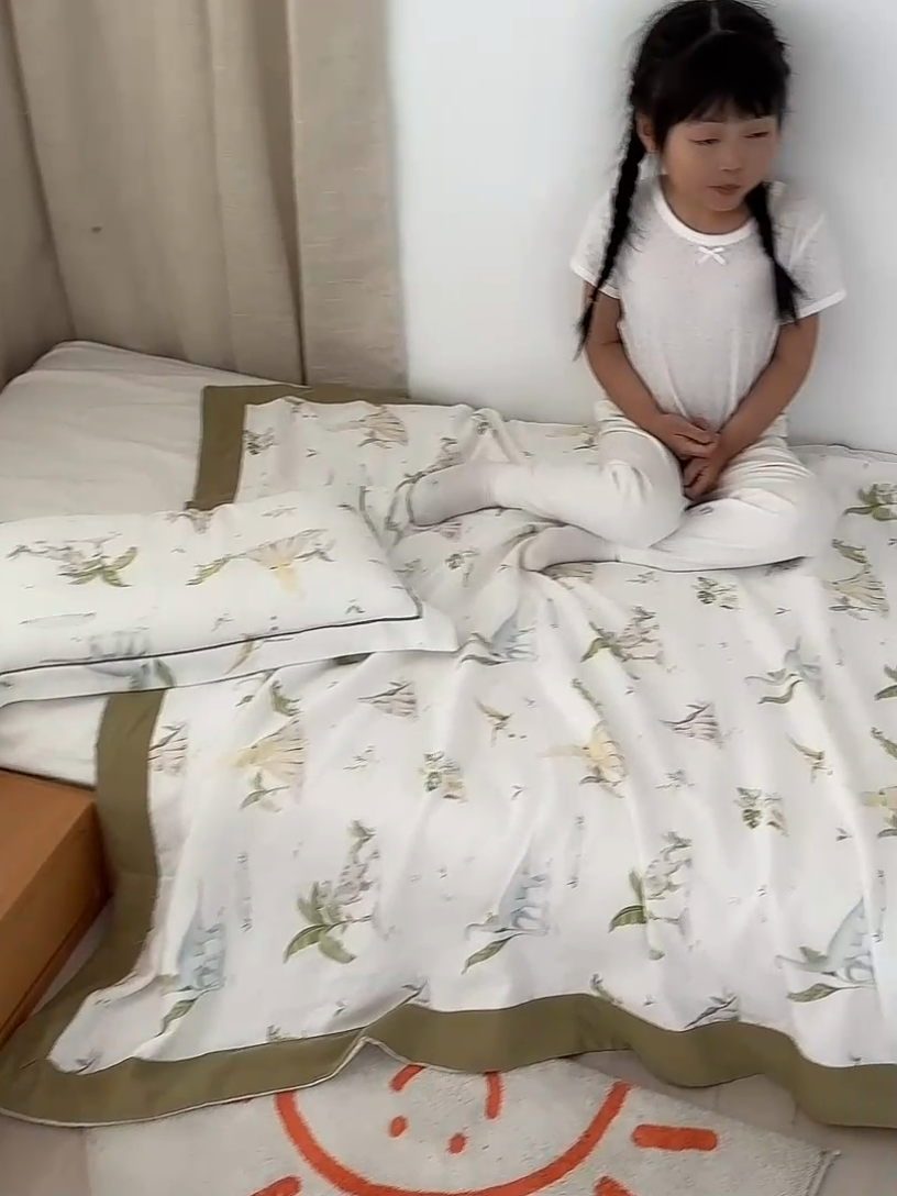 91家纺网 家纺一手货源 找家纺 荷马之梦 2025新款天竹系列—A类原创印花天竹纤维四层纱儿童盖毯 恐龙探险家