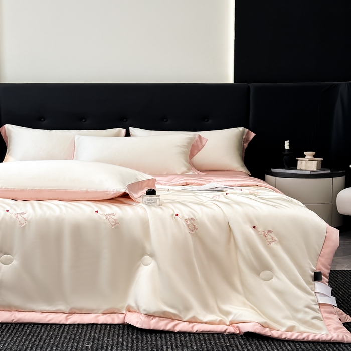 91家纺网 家纺一手货源 找家纺 满羽家纺 2025新款凉感冰丝夏被夏凉被空调被四件套 兔子追爱-奶白粉