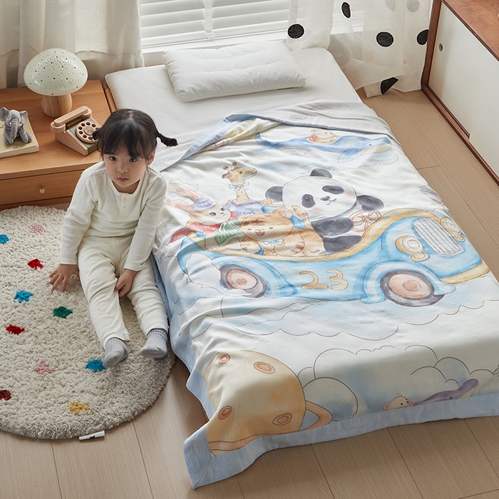 91家纺网 家纺一手货源 找家纺 荷马之梦 2025新款天竹系列—A类原创手绘风大版天竹纤维四层纱儿童盖毯 跑跑小熊猫