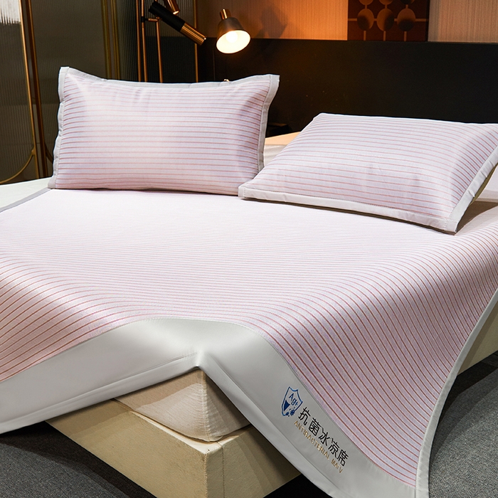 91家纺网 家纺一手货源 找家纺 999家纺 2025新款轻柔丝抗菌冰丝藤凉席（复合三明治款）宽包刺绣冰丝软席藤席 冰川-暖玉粉