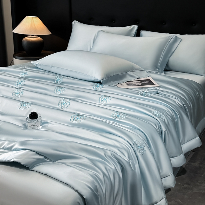 91家纺网 家纺一手货源 找家纺 满羽家纺 2025新款凉感冰丝夏被夏凉被空调被四件套 山茶花-清爽兰