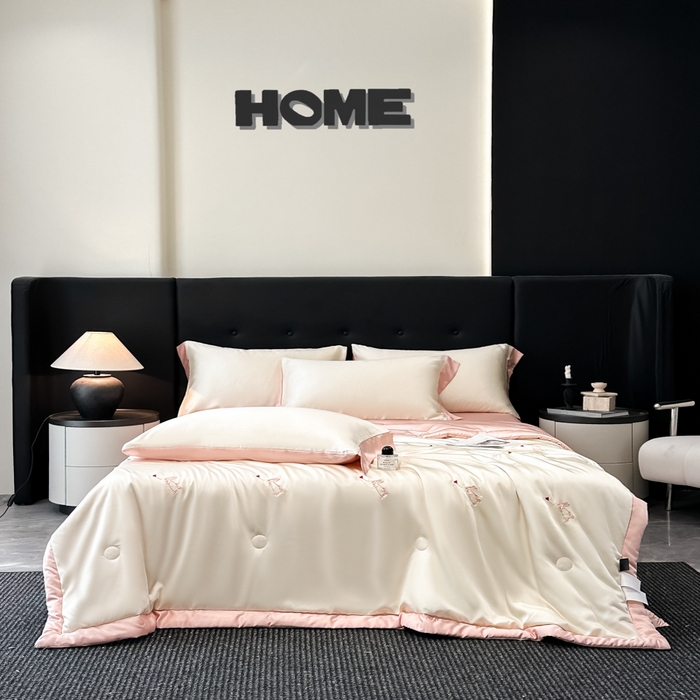 91家纺网 家纺一手货源 找家纺 满羽家纺 2025新款凉感冰丝夏被夏凉被空调被四件套 兔子追爱-奶白粉