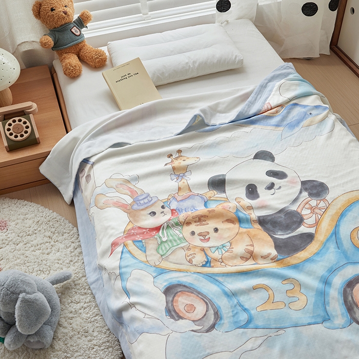 91家纺网 家纺一手货源 找家纺 荷马之梦 2025新款天竹系列—A类原创手绘风大版天竹纤维四层纱儿童盖毯 跑跑小熊猫