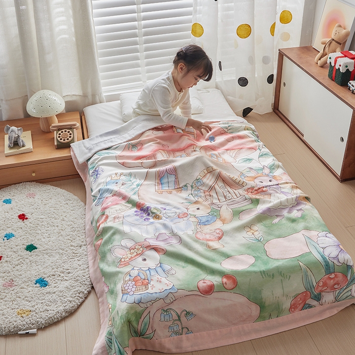 91家纺网 家纺一手货源 找家纺 荷马之梦 2025新款天竹系列—A类原创手绘风大版天竹纤维四层纱儿童盖毯 蘑菇下午茶