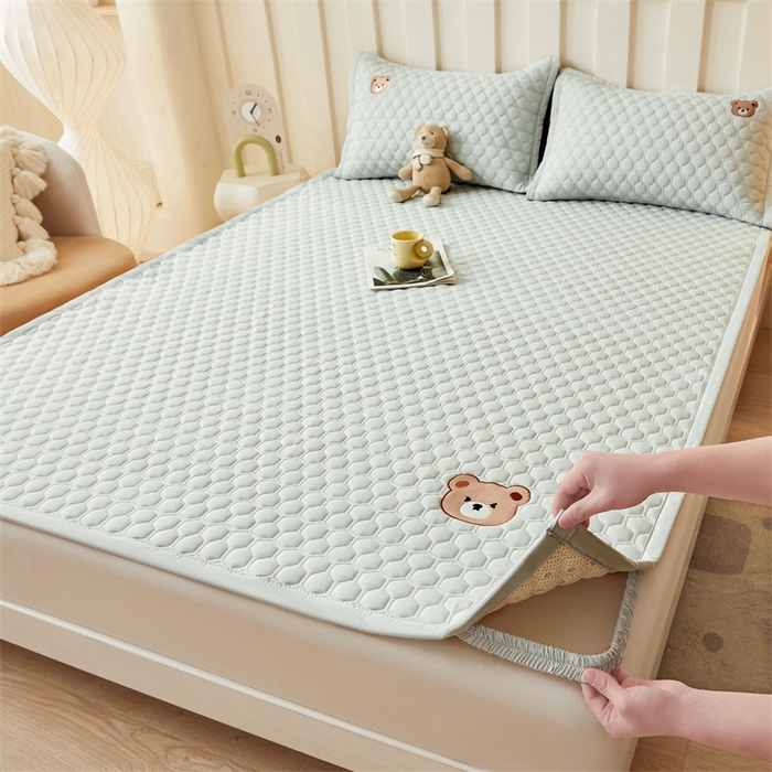 91家纺网 家纺一手货源 找家纺 布卢姆床垫 2025新款A类水洗棉刺绣抗菌床护垫 小熊仔-浅绿