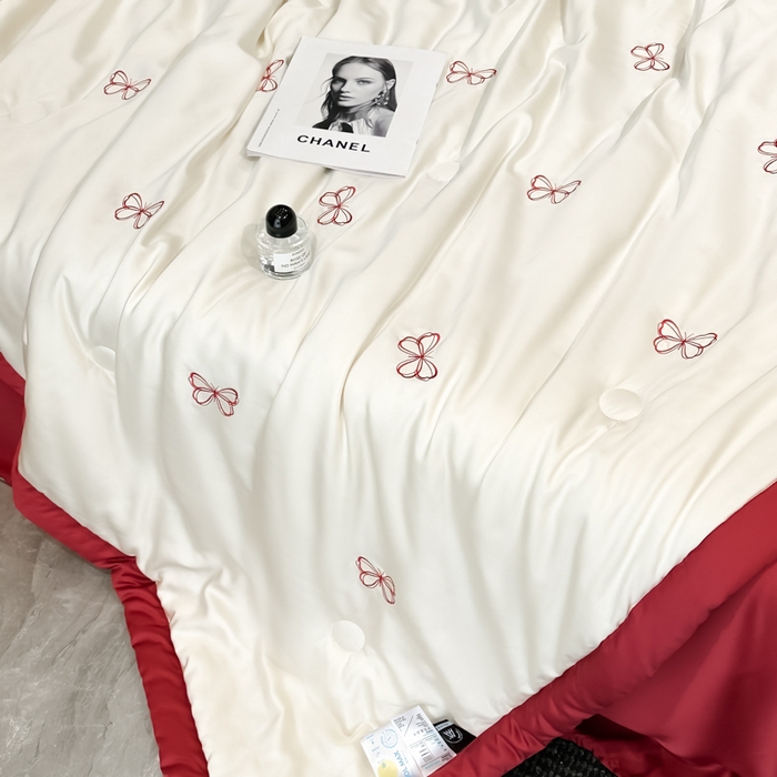 91家纺网 家纺一手货源 找家纺 满羽家纺 2025新款凉感冰丝夏被夏凉被空调被四件套 迷蝶-奶白红