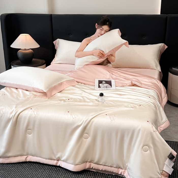 91家纺网 家纺一手货源 找家纺 满羽家纺 2025新款凉感冰丝夏被夏凉被空调被四件套 兔子追爱-奶白粉