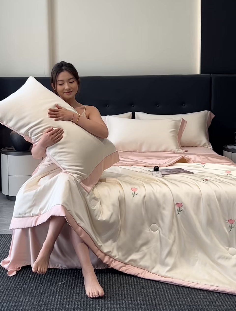 91家纺网 家纺一手货源 找家纺 满羽家纺 2025新款凉感冰丝夏被夏凉被空调被四件套 郁金香-奶白粉