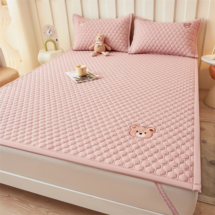 91家纺网 家纺一手货源 找家纺 布卢姆床垫 2025新款A类水洗棉刺绣抗菌床护垫 小熊仔-粉