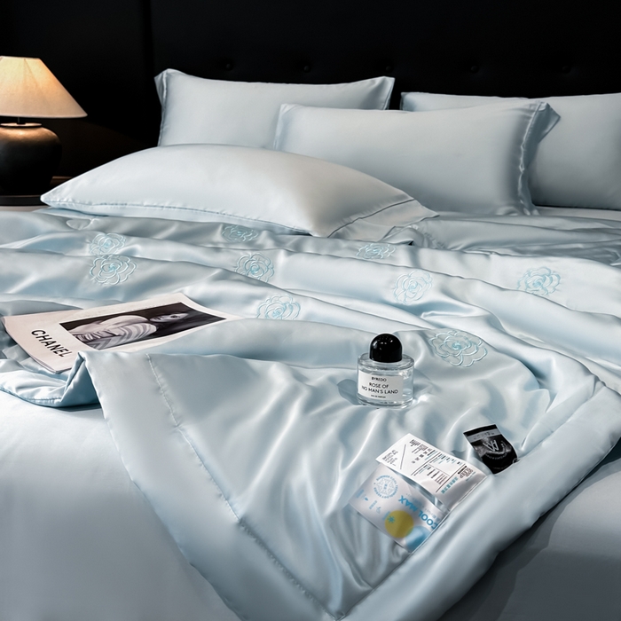 91家纺网 家纺一手货源 找家纺 满羽家纺 2025新款凉感冰丝夏被夏凉被空调被四件套 山茶花-清爽兰