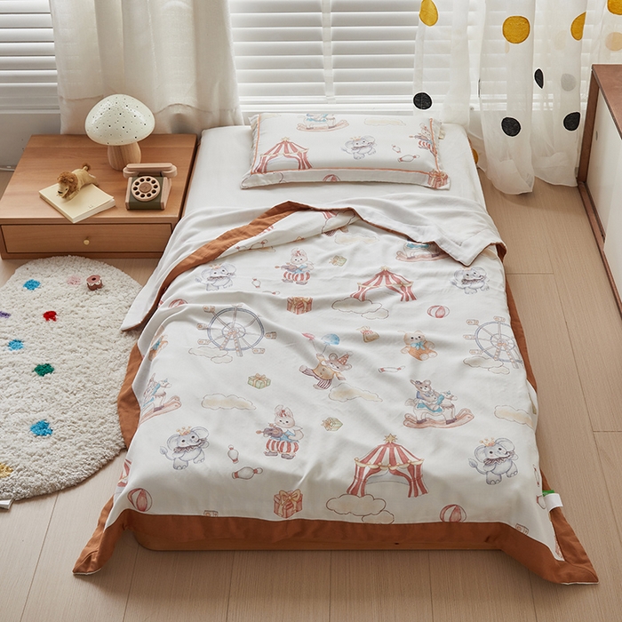 91家纺网 家纺一手货源 找家纺 荷马之梦 2025新款天竹系列—A类原创印花天竹纤维四层纱儿童盖毯 马戏团